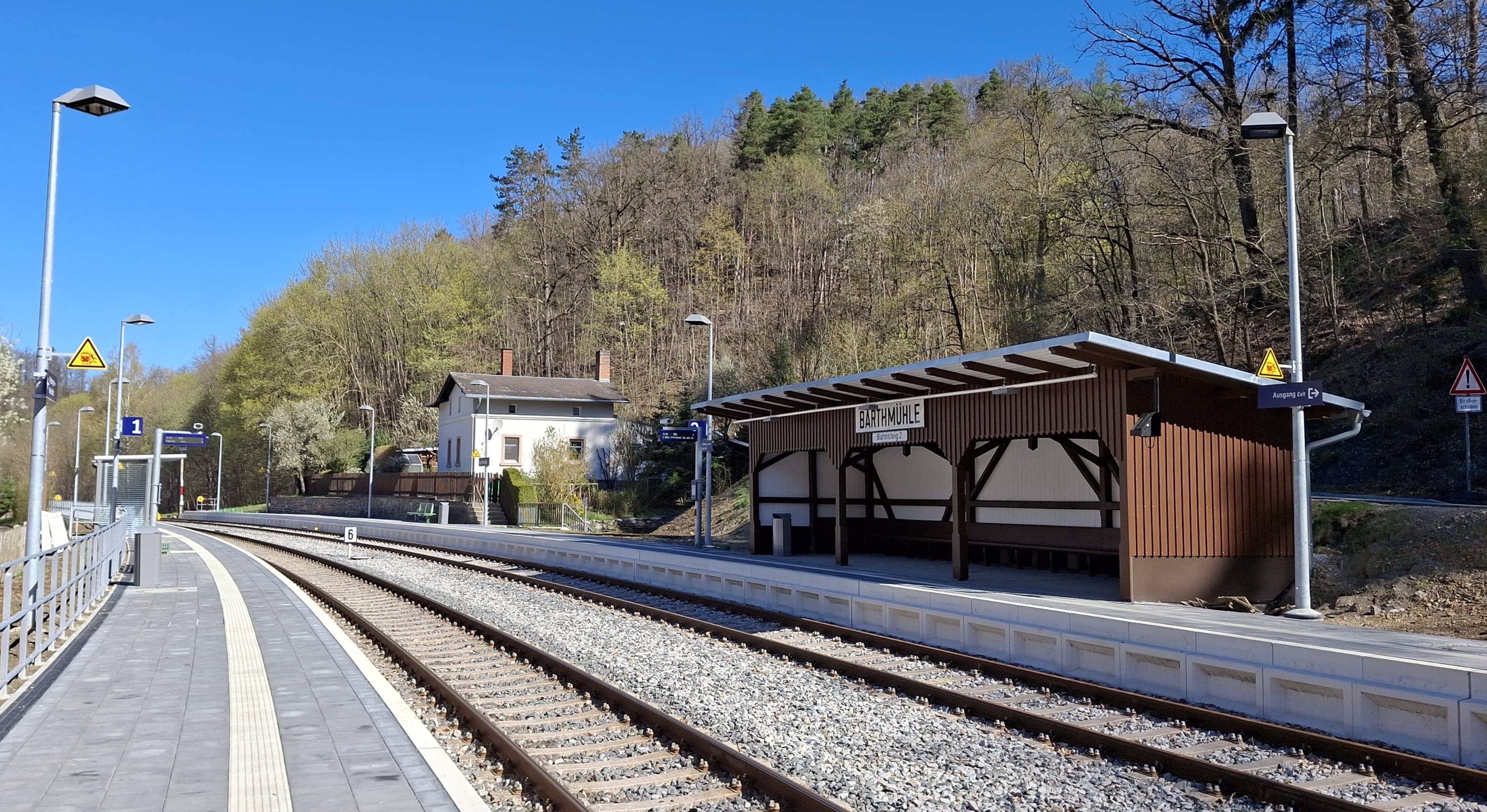 Der Bahnhof Barthmühle mit seinem großen, denkmalgerecht sanierten Wetterschutzhaus aus Holz.