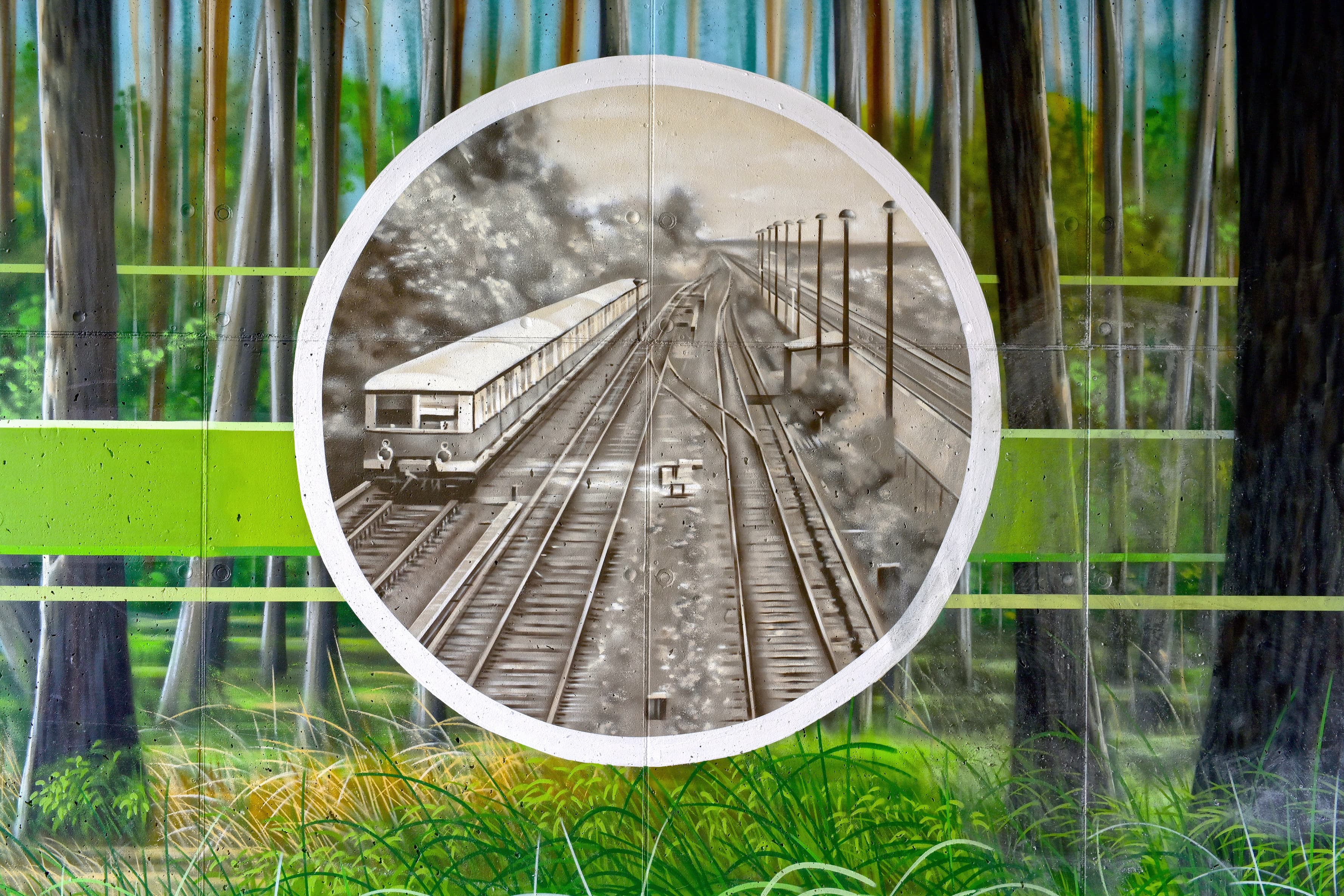 Blick auf historisches Gestaltungselement mit Bahn
