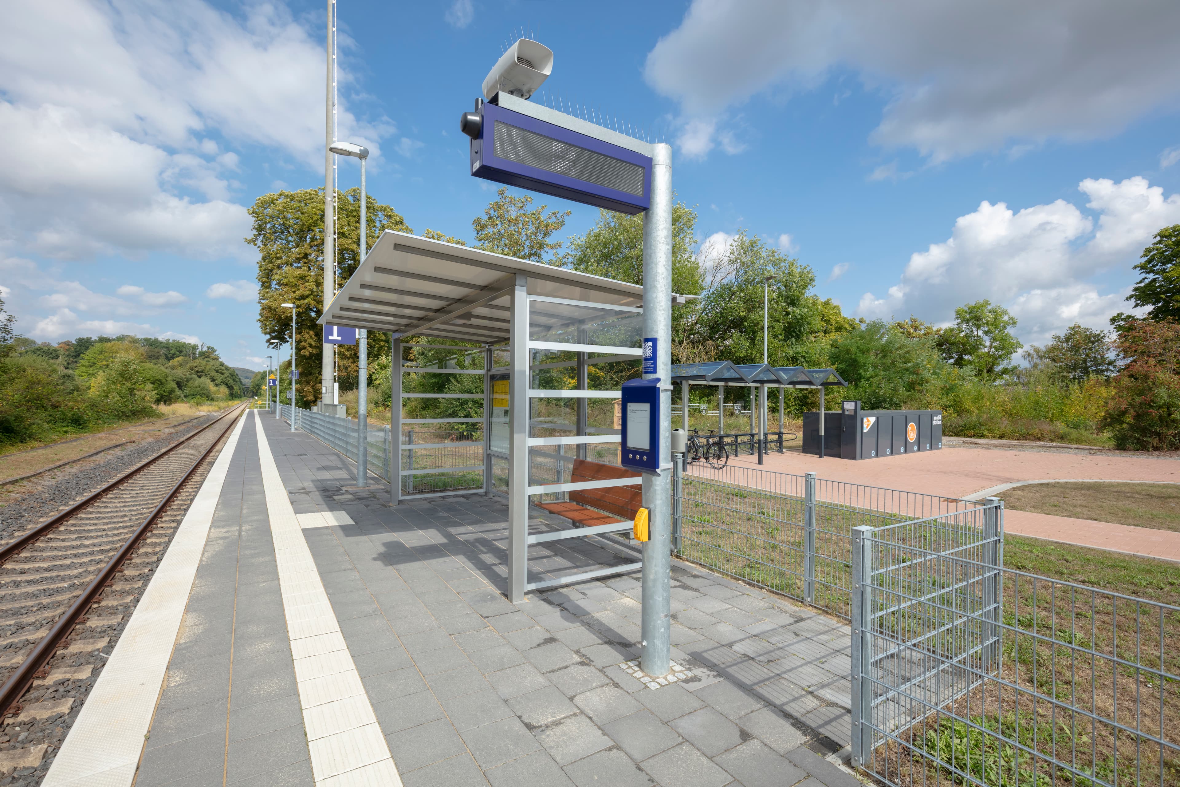 Neues Wetterschutzhäuschen am Bahnsteig neben dem neuen Zugzielanzeiger. 