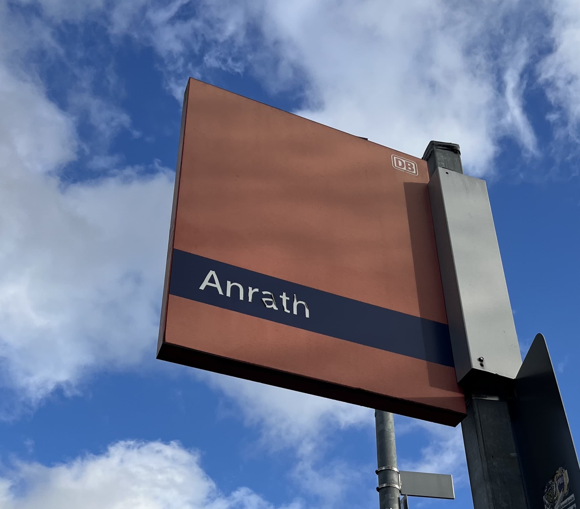 Detailaufnahme Stationsschild mit der Aufschrift "Anrath".