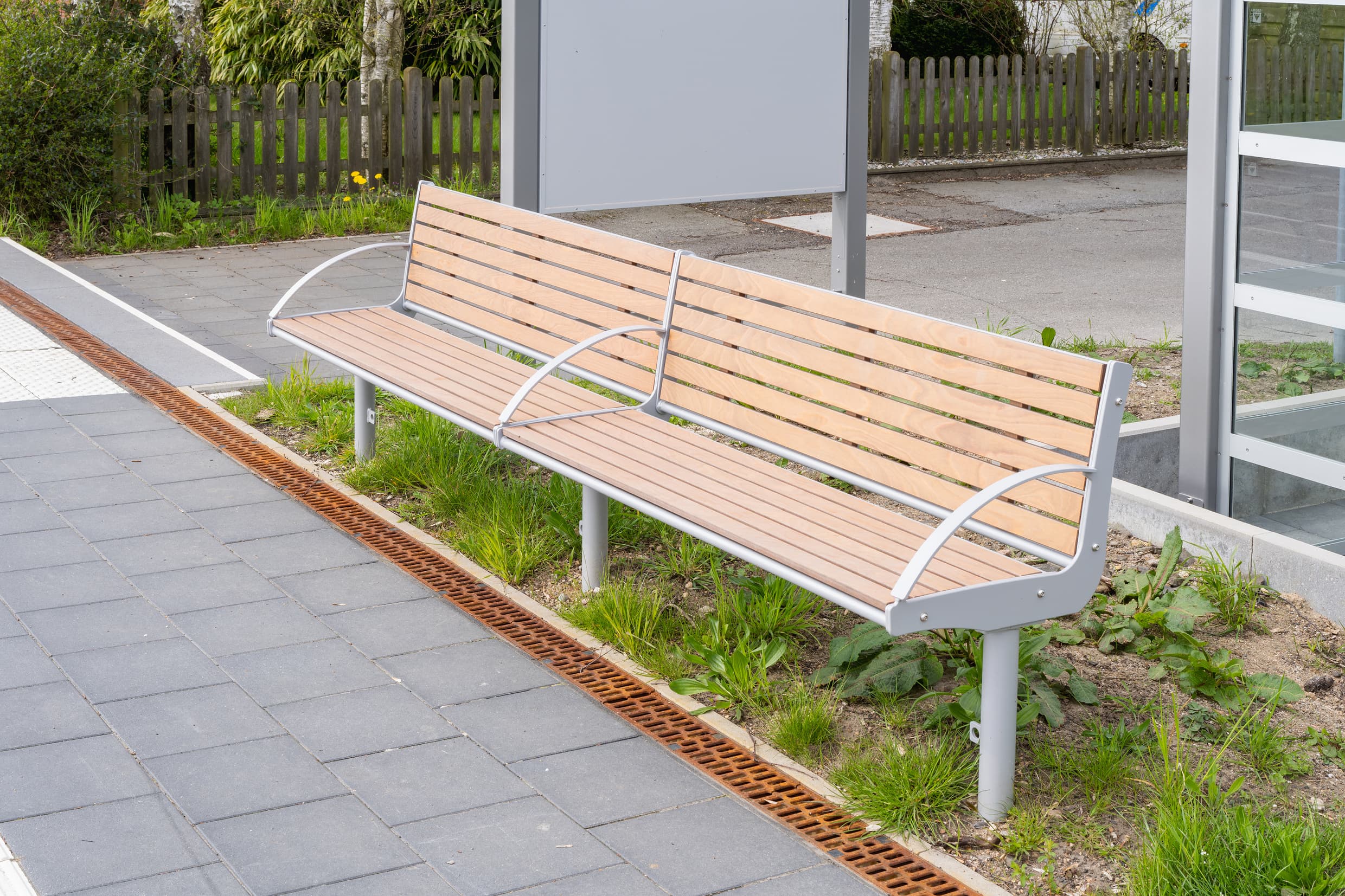 Die neuen Sitzbänke aus Holz.