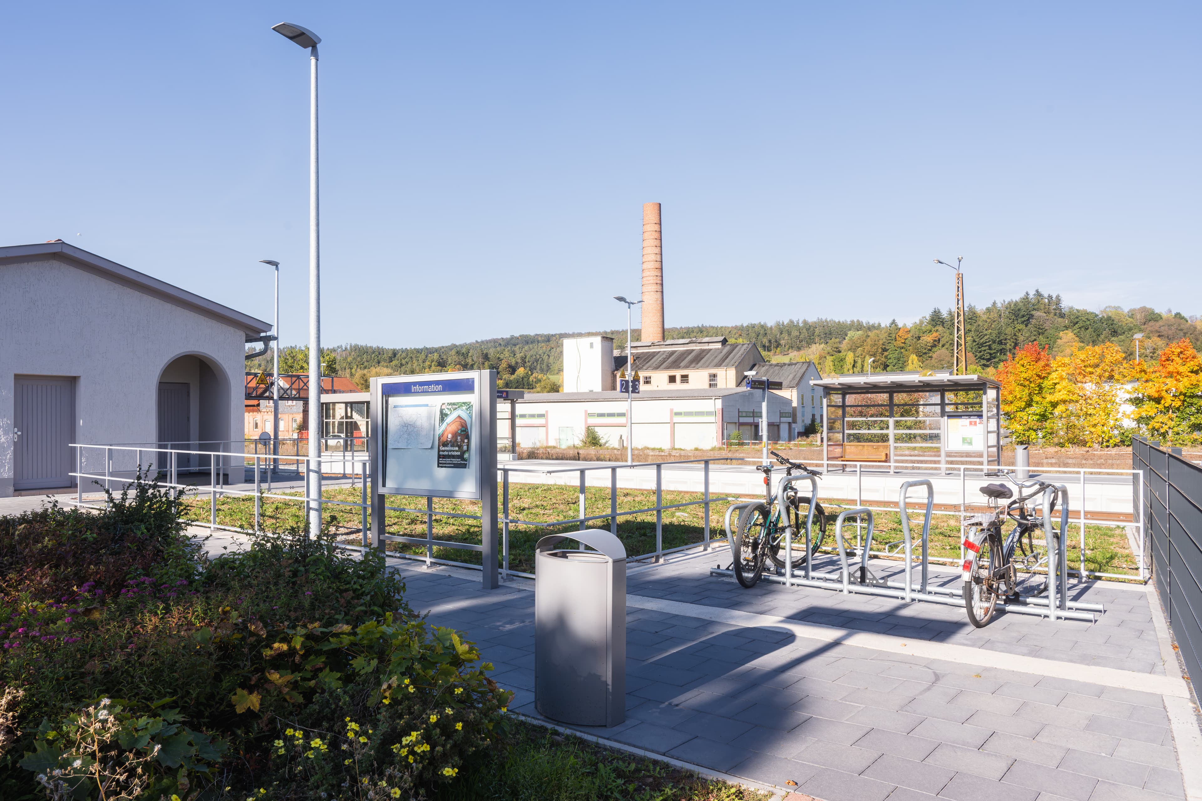 Zu sehen sind Fahrradstellplätze.