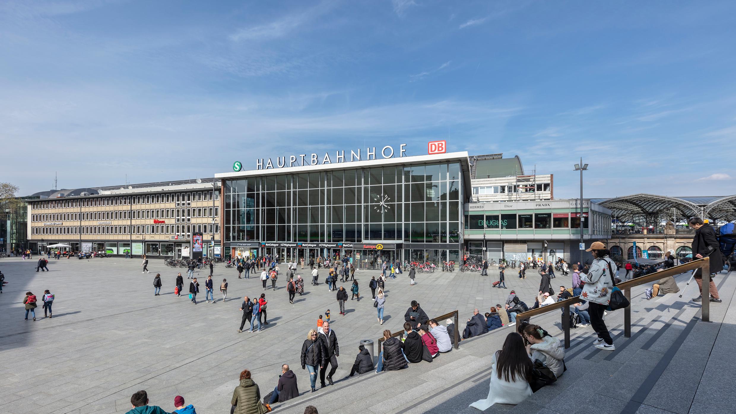 Der Blick auf das Empfangsgebäude und den Bahnhofsvorplatz des Hauptbahnhofs Köln.