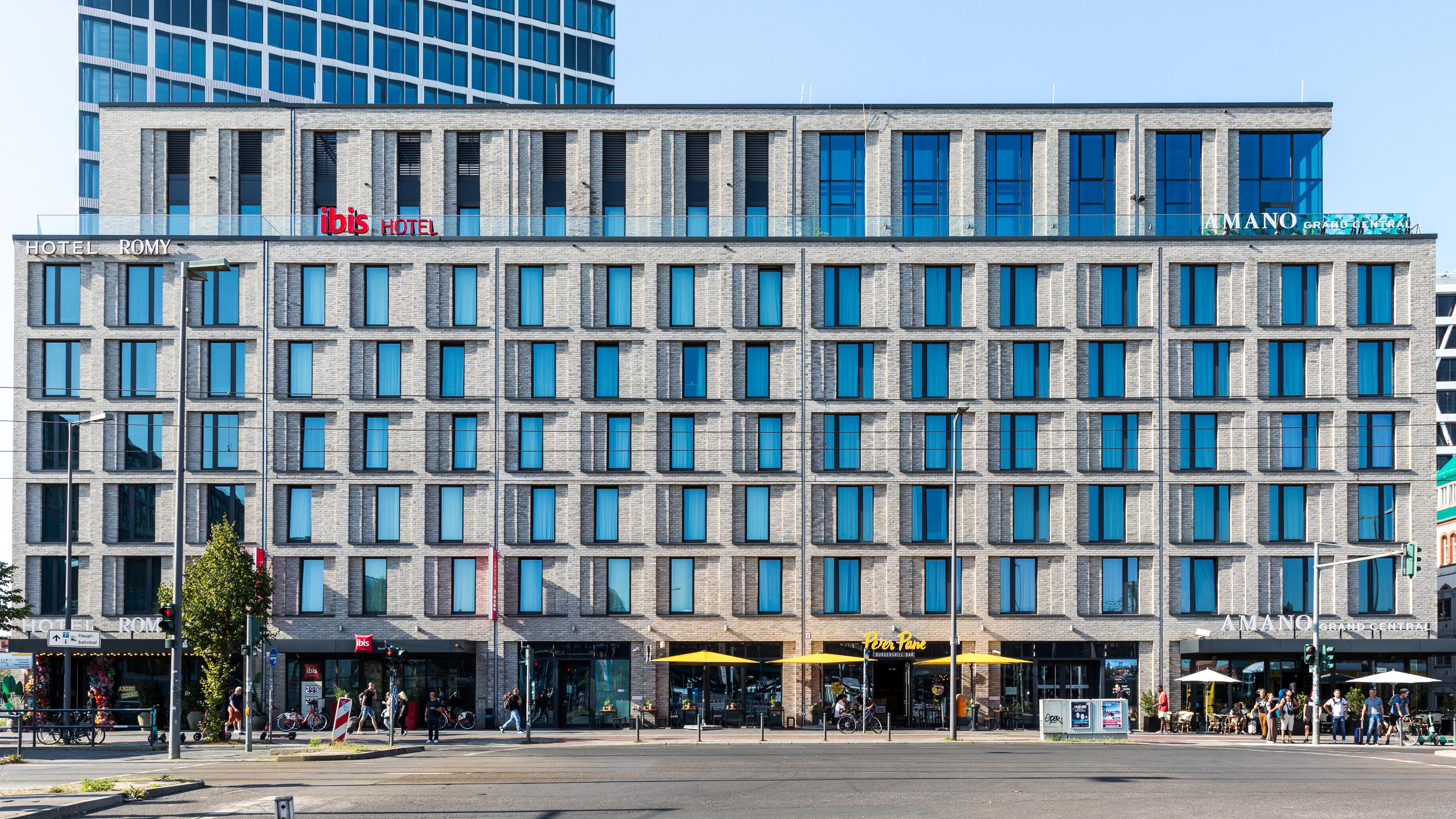 Three hotels in one building opposite Berlin Central Station (from left to right): Romy by Amano, Ibis and Amano Grand Central.