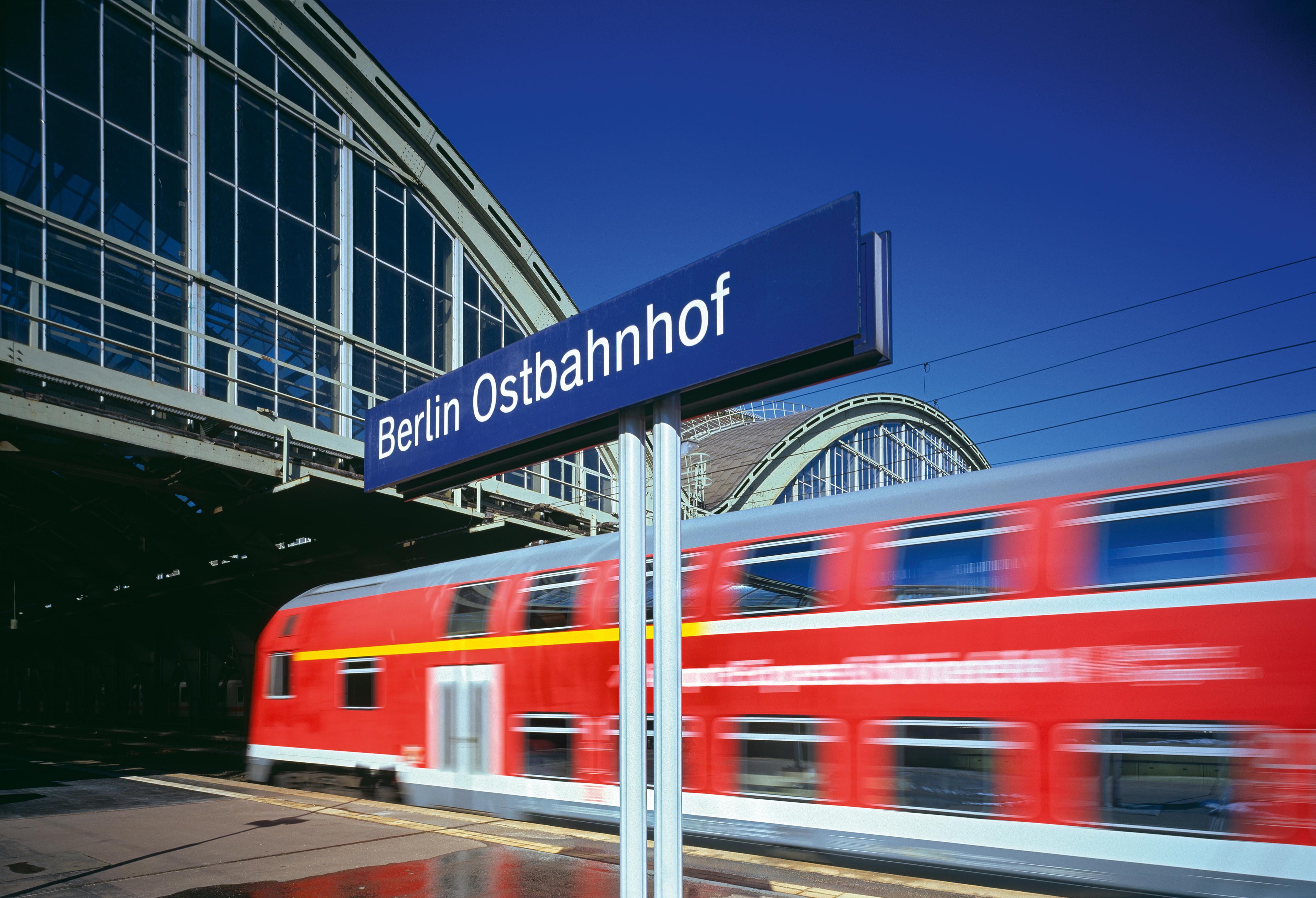 Ein DB Regio am Bahnhof Berlin Ostbahnhof.