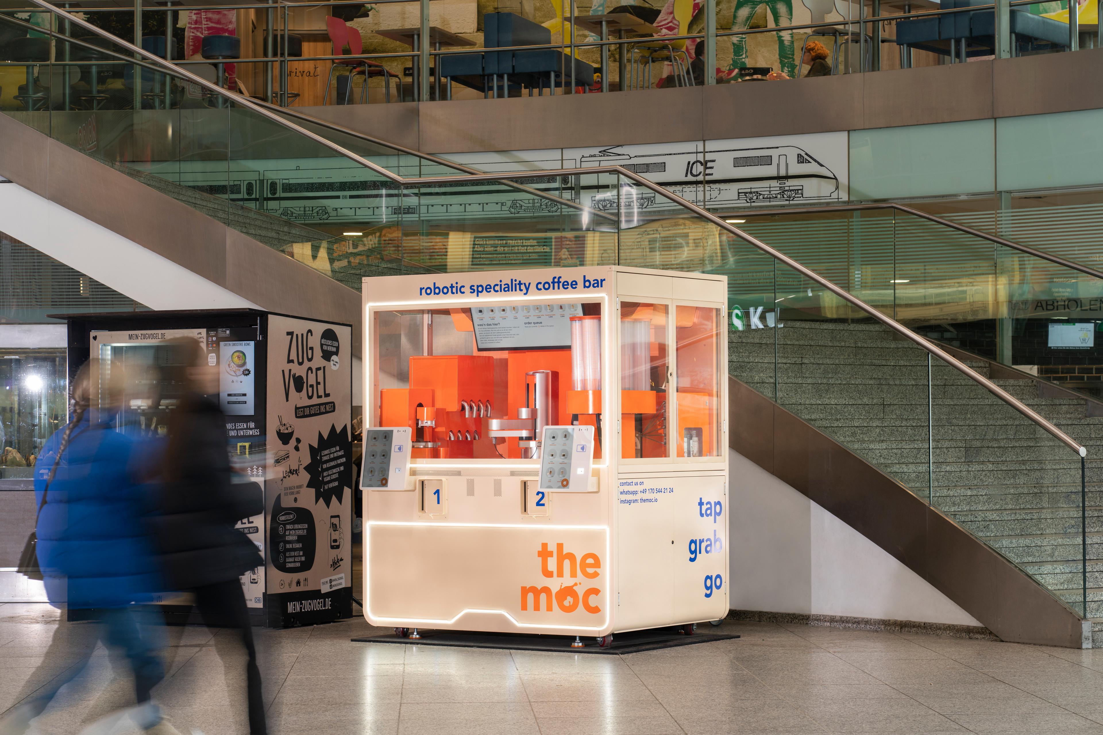 Der orangefarbene Barista-Roboter „the moc“ am Berliner Ostbahnhof.