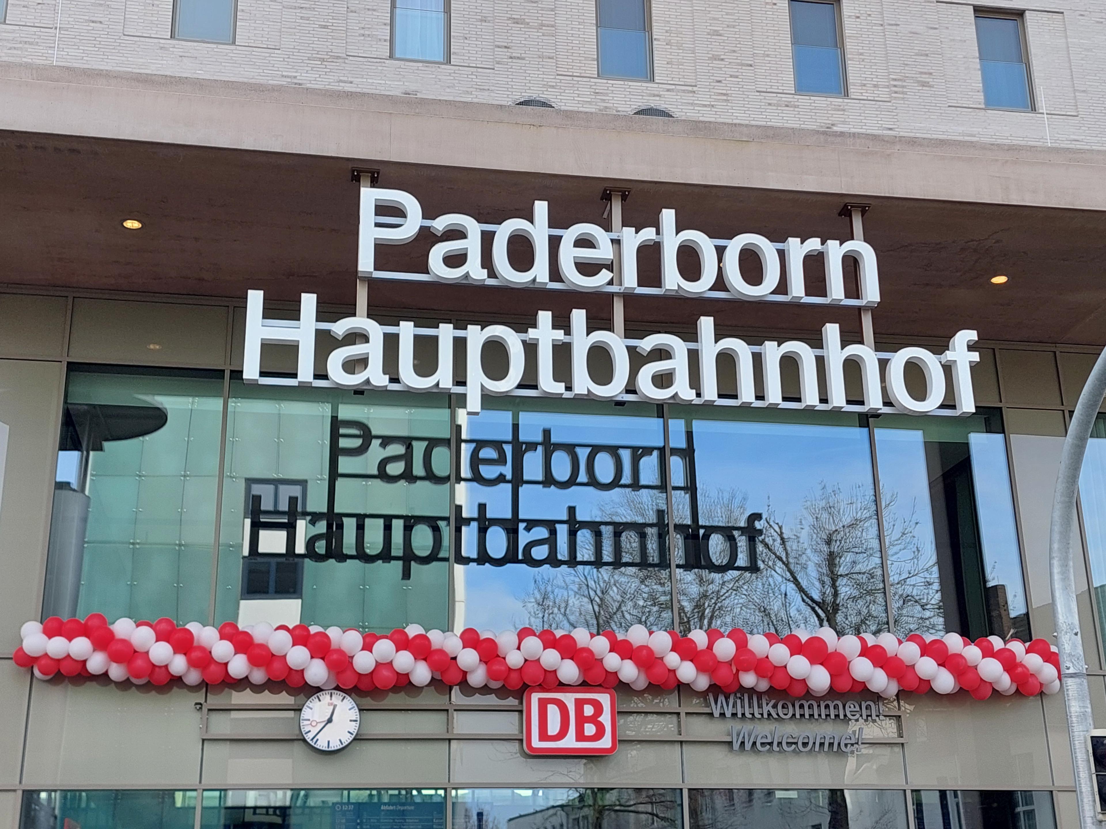 Die mit weißen und roten Luftballons geschmückte Außenansicht des Hauptbahnhofs Paderborn.