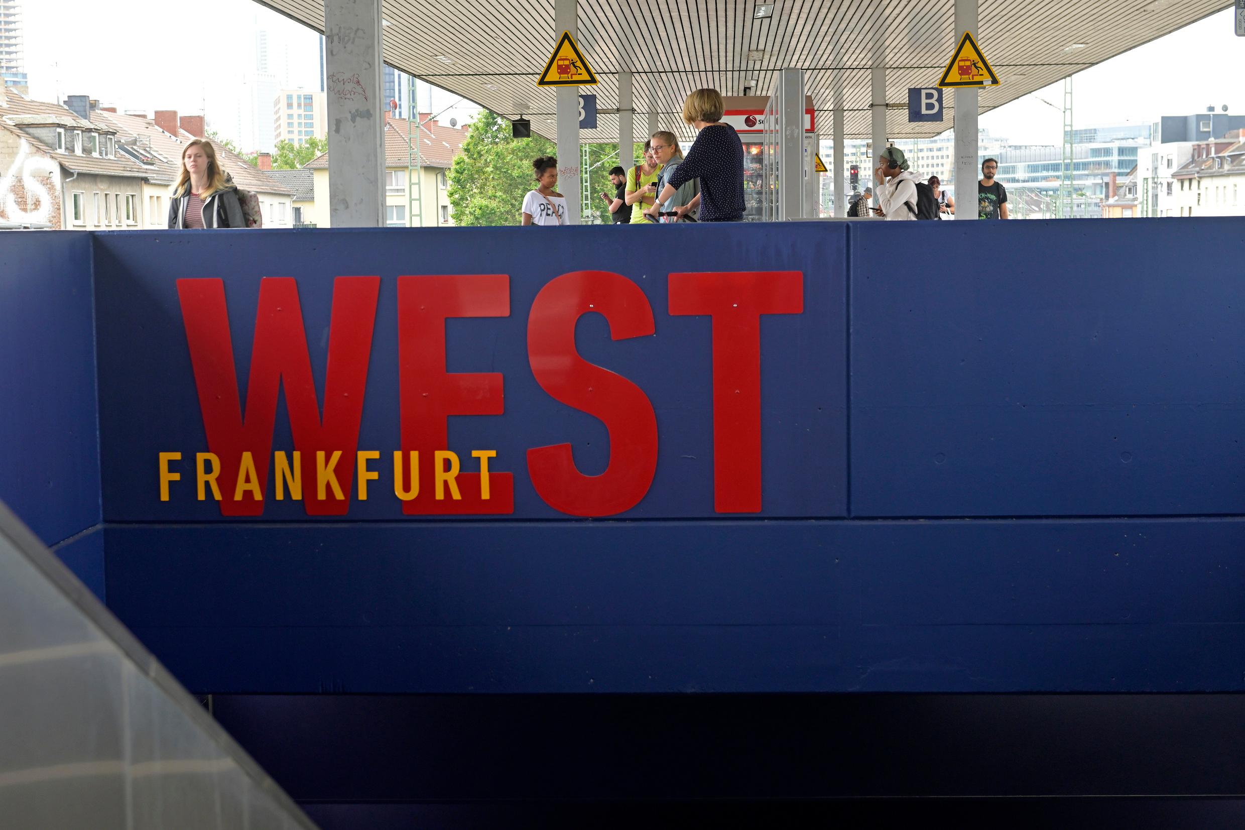 Der Blick auf einen Bahnsteig am Bahnhof Frankfurt (Main) West.