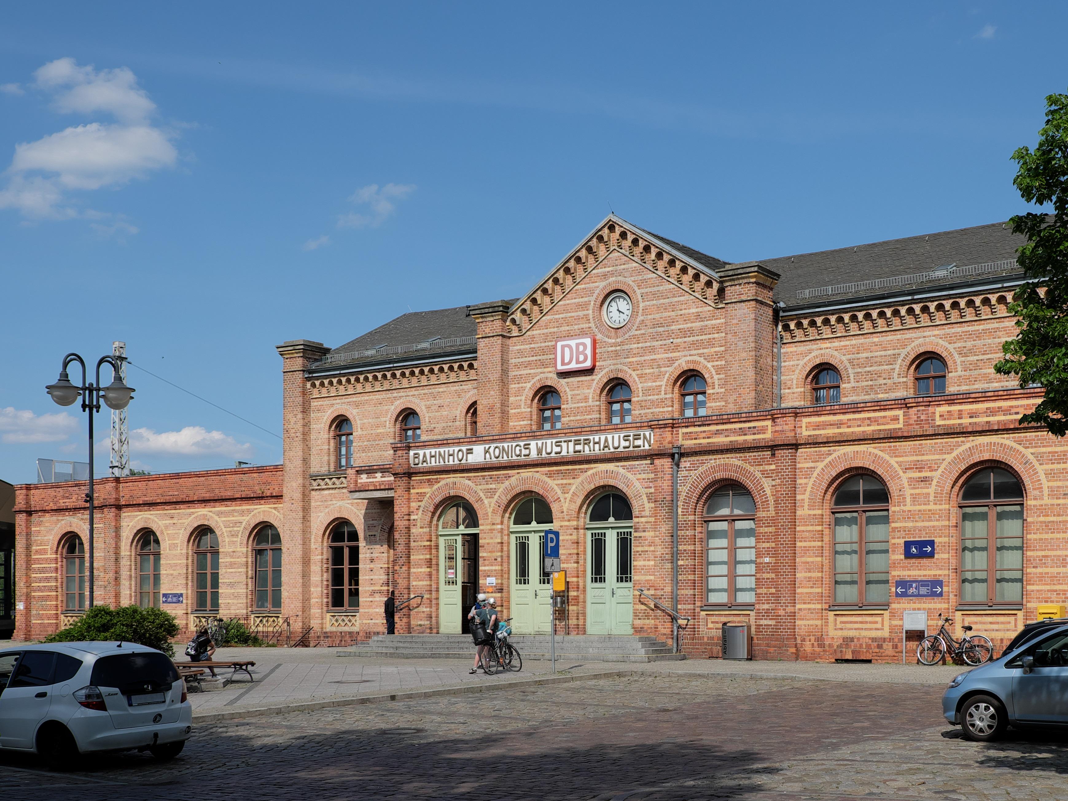 Der Blick auf den Taxistand und Bahnhofsgebäude der Station Königs Wusterhausen.