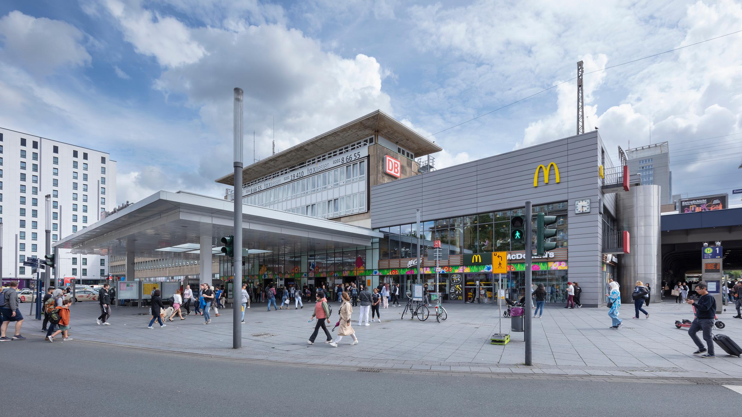 Der Blick auf das Empfangsgebäude des Bahnhofs Essen Hauptbahnhof.