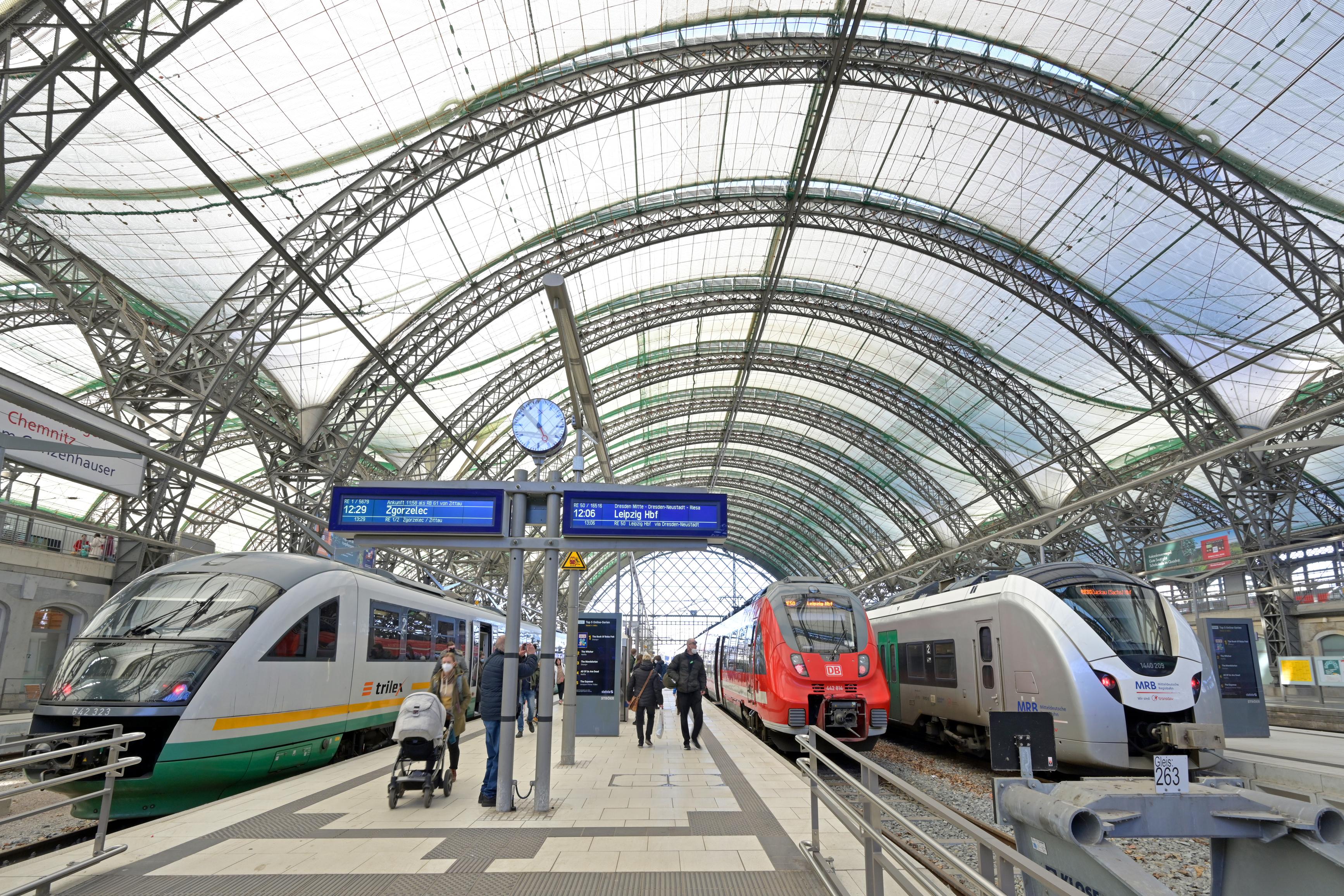 Die Züge verschiedenster Eisenbahnverkehrsunternehmen an den Tiefbahnsteigen im Hauptbahnhof Dresden.
