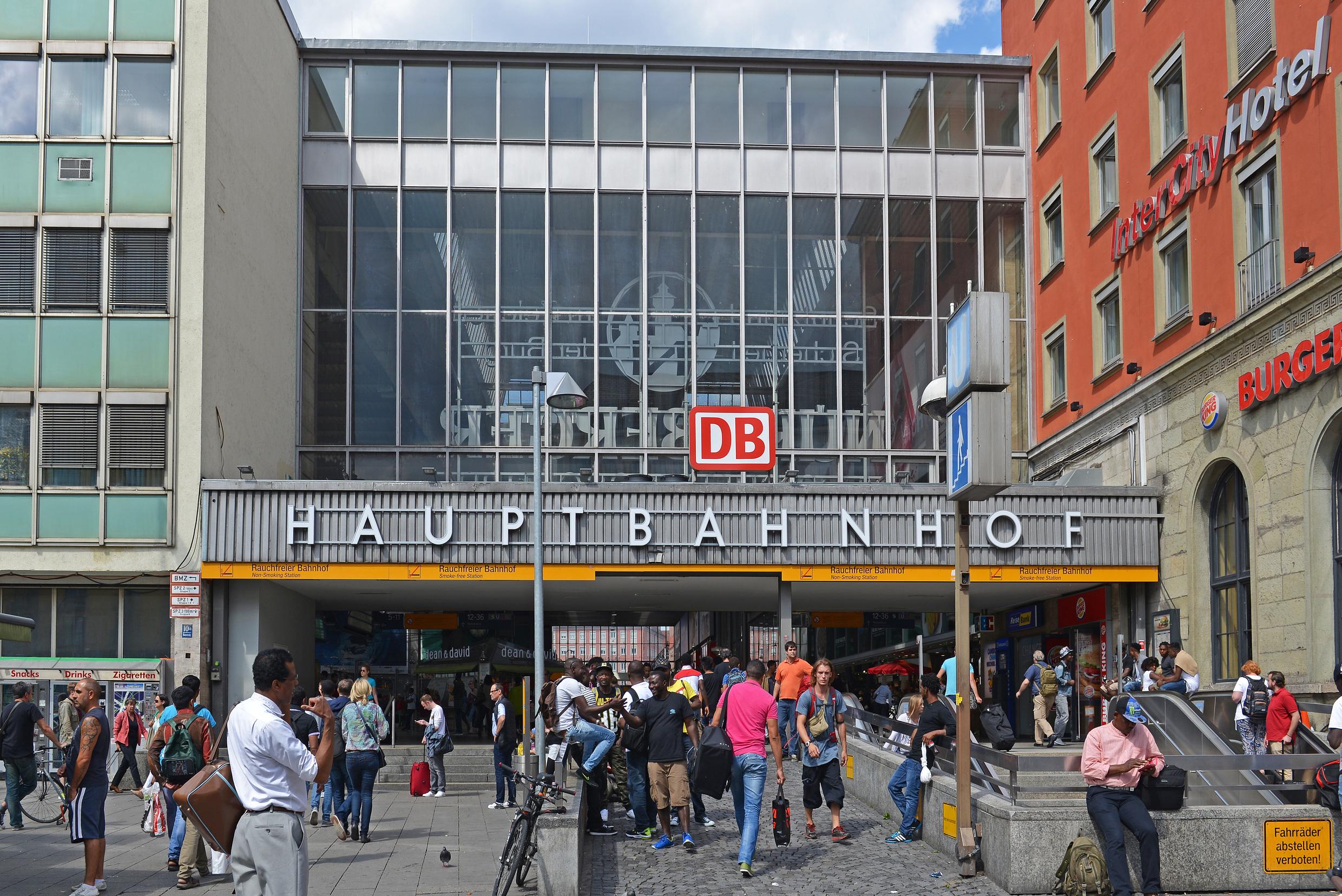 The south entrance of München Hauptbahnhof before the remodelling.