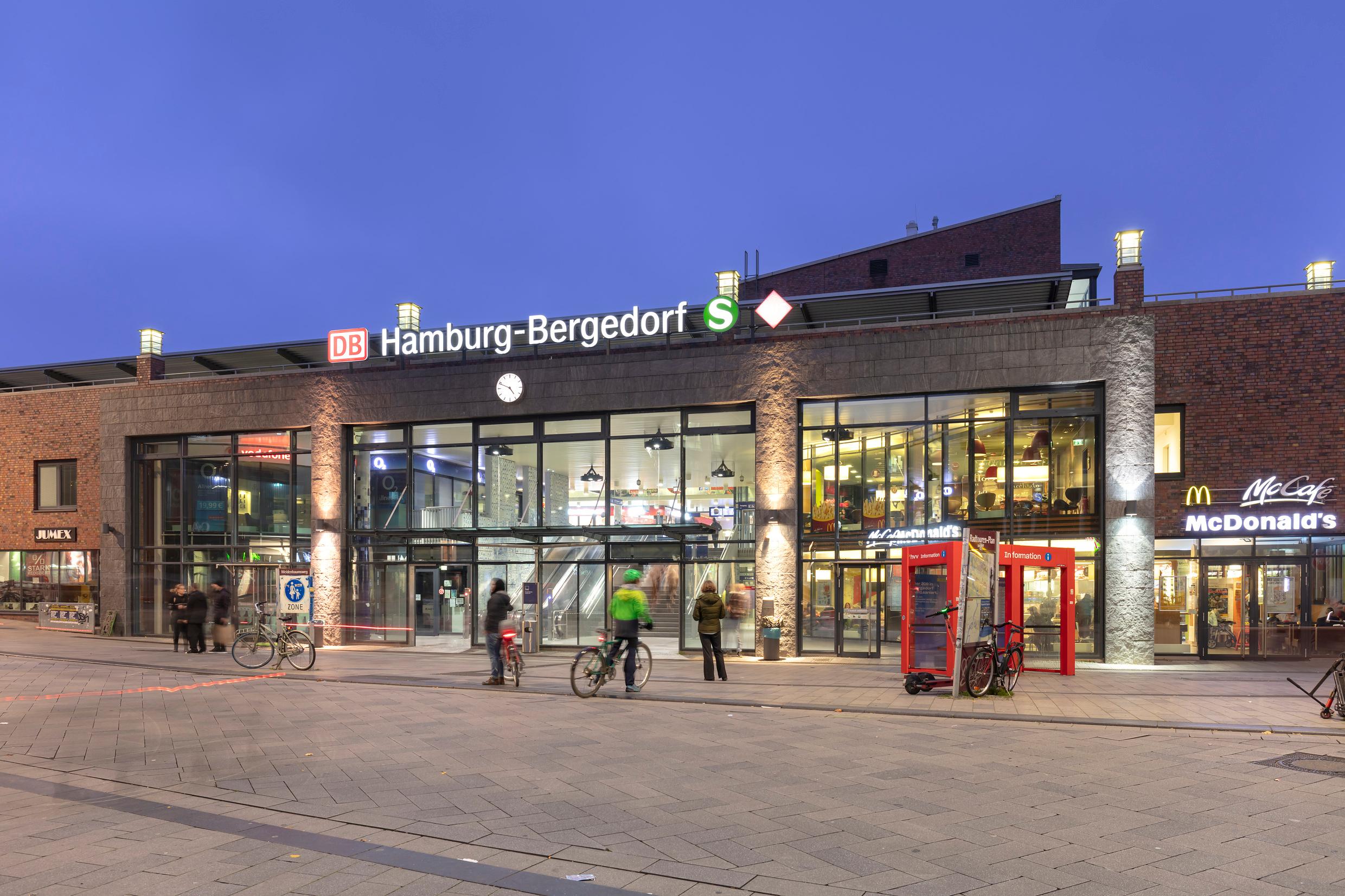Das Empfangsgebäude und der Vorplatz des Bahnhofs Hamburg-Bergedorf.