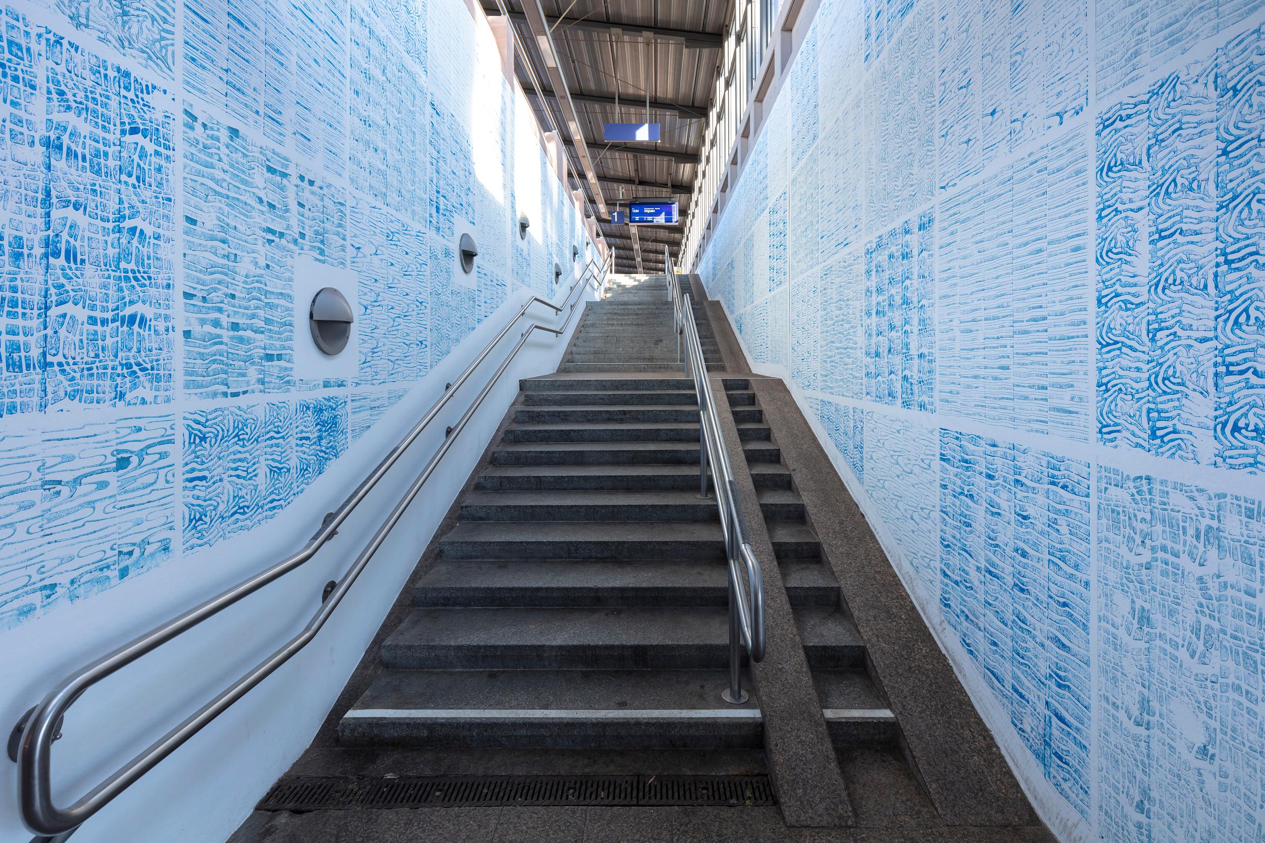 Bahnsteigzugang mit blauem Mosaik an den Wänden