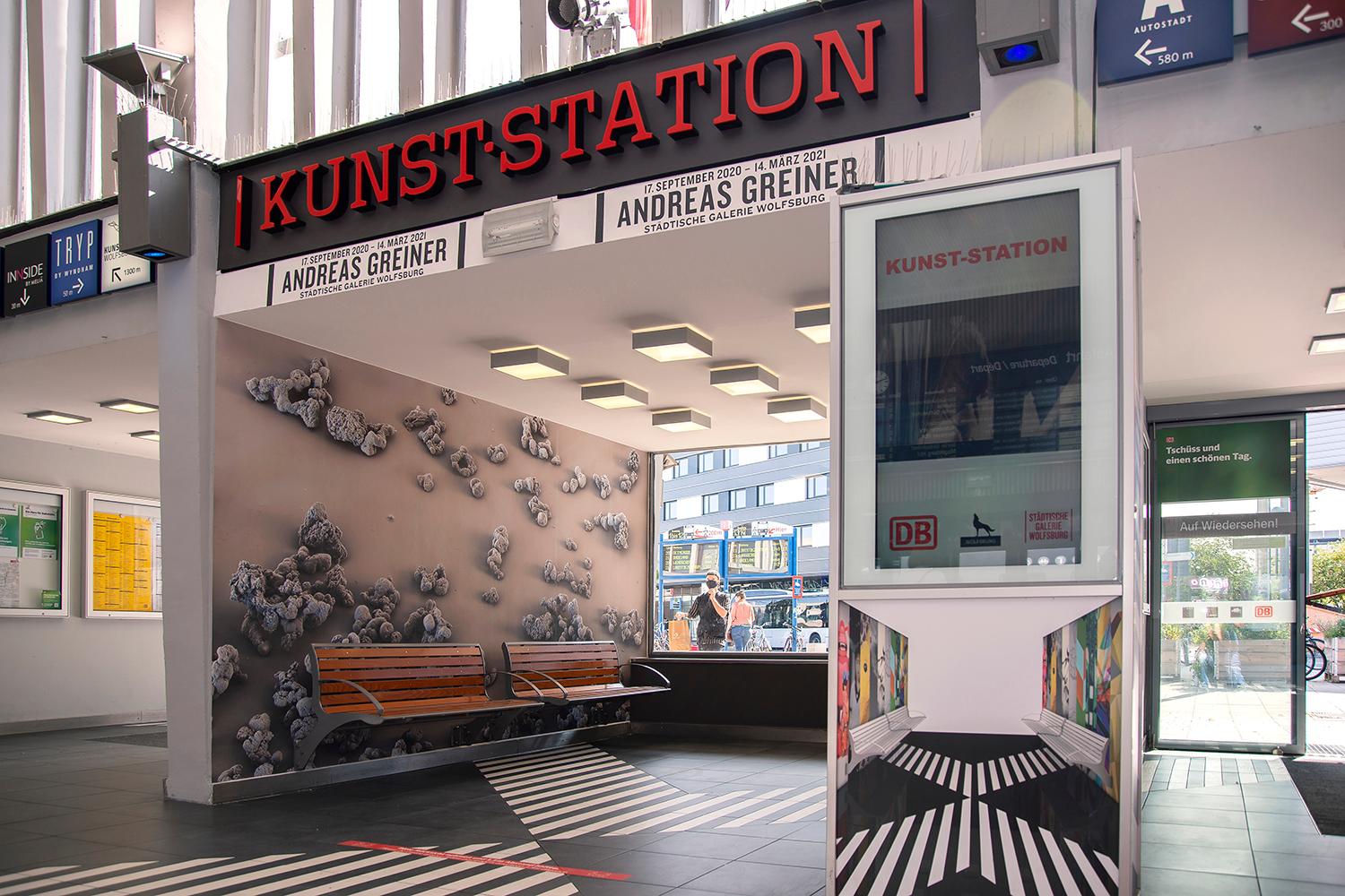 The view of the waiting area of the KUNST-STATION in Wolfsburg Hauptbahnhof, artistically designed by Andreas Greiner.