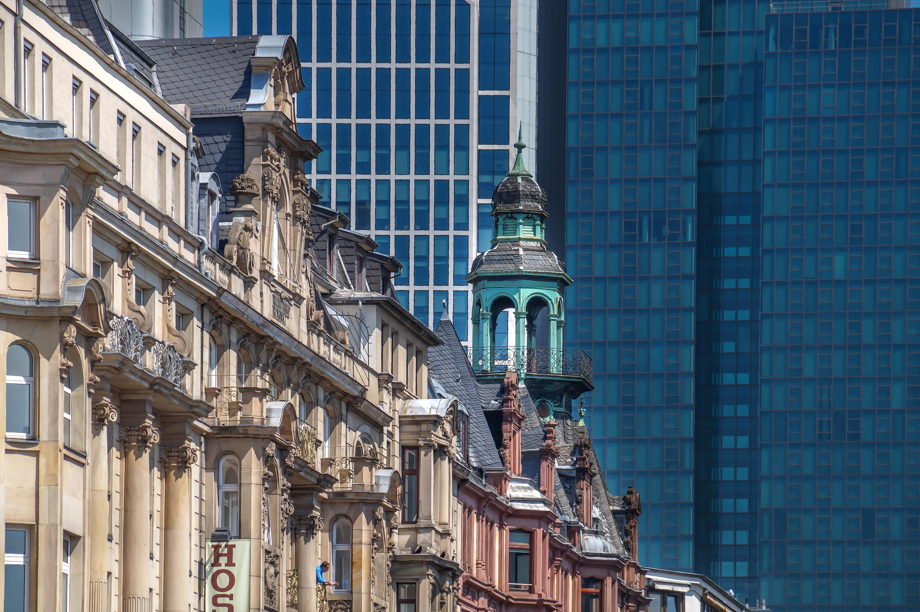 Der Kontrast zwischen Altbau und modernen Hochhäusern in Frankfurt am Main.