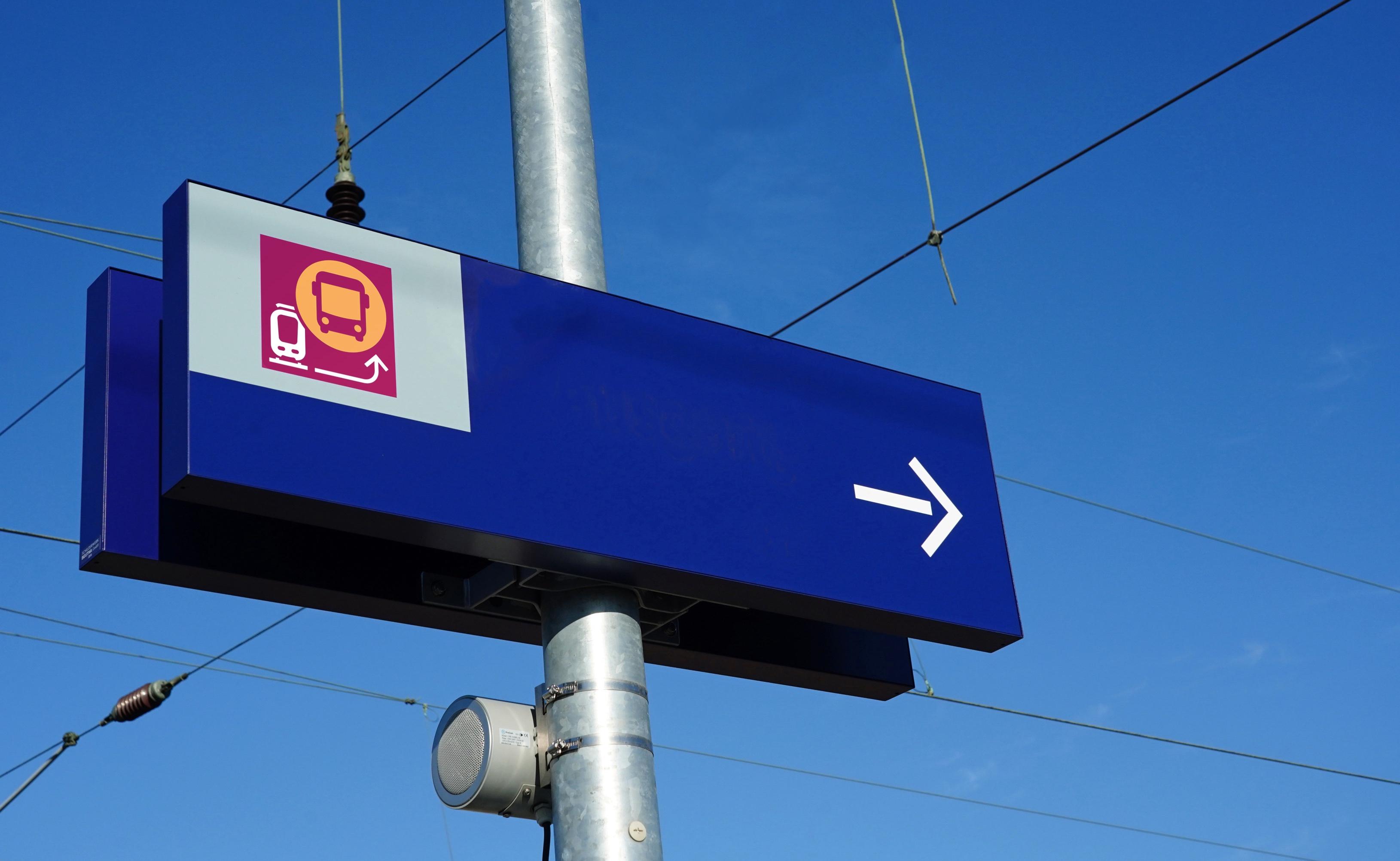 Ein blaues Schild weist den Weg zum Ersatzverkehr mit entsprechendem Piktogramm.