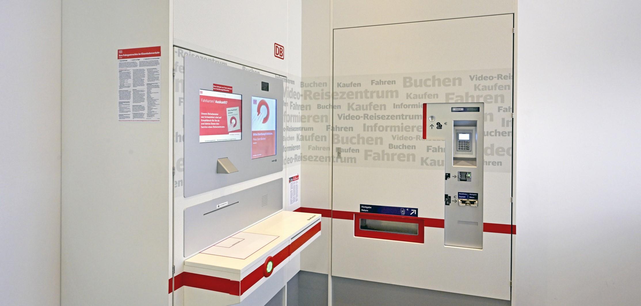 Ein DB Video-Reisezentrum bestehend aus zwei Bildschirmen und einem Bezahlterminal.