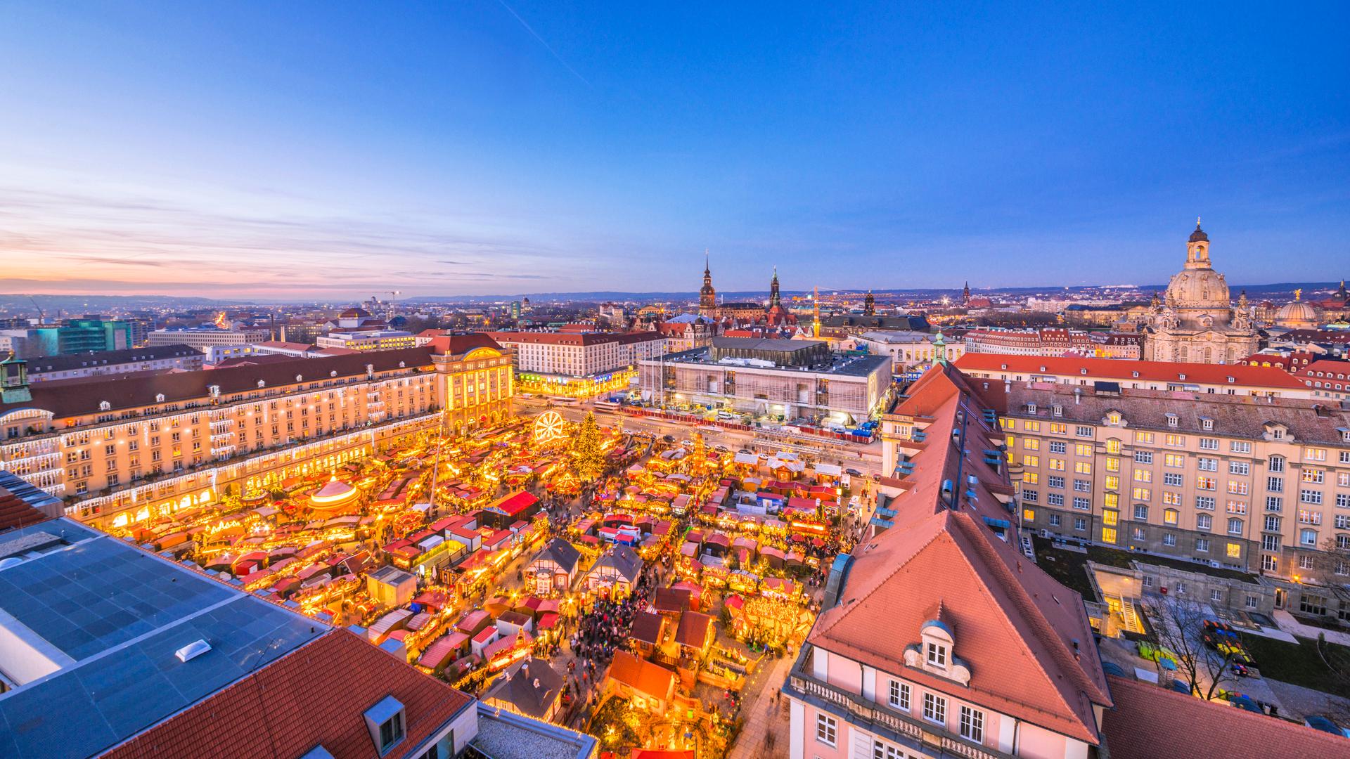 Der Blick von oben auf die Stadt Dresden und dessen Weihnachtsmarkt.