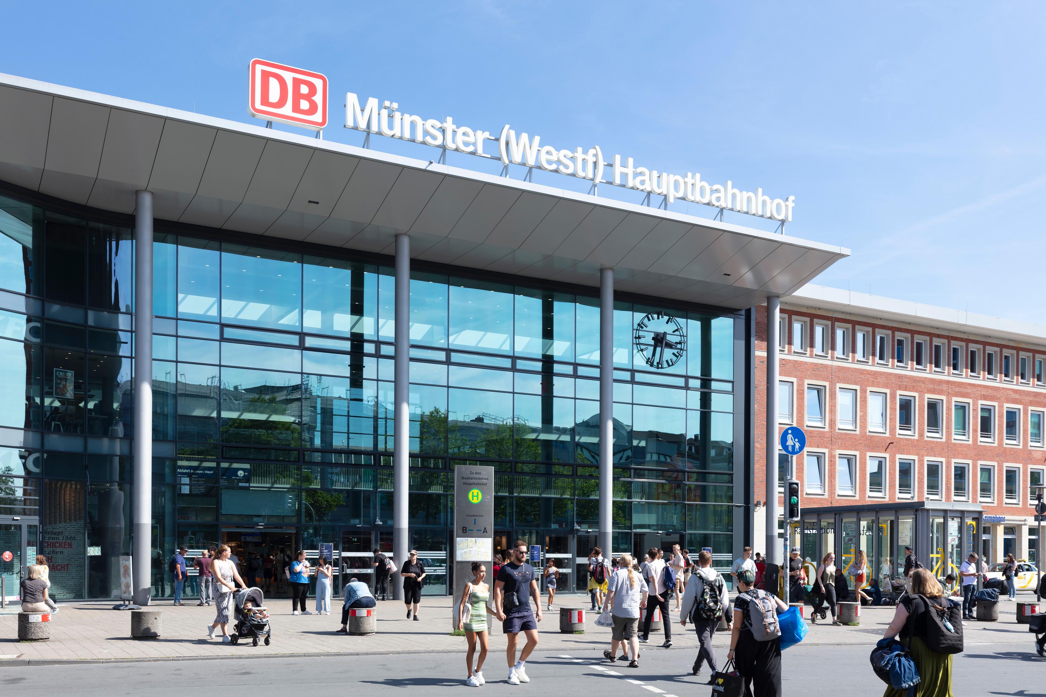 Der Blick auf das Empfangsgebäude des Bahnhofs Münster (Westf) Hauptbahnhof.